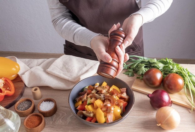 Talenty kucharza przy drewnianym stole